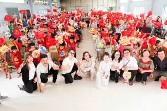 Hồ Ngọc Hà cùng Mẹ và Ekip trao tặng 400 phần quà trung thu cho trẻ em ngoại thành