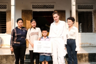 Hồ Ngọc Hà tặng học bổng và động viên các em nhỏ gặp khó khăn nỗ lực học tập
