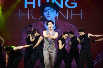 "Anh trai say hi" Hùng Huỳnh "chào sân" Vpop