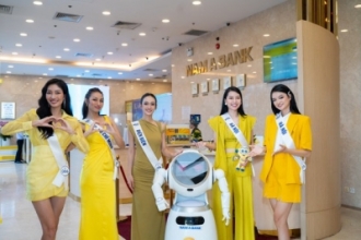 Miss Cosmo Vietnam 2023 trải nghiệm tiện ích vượt trội tại một ngân hàng