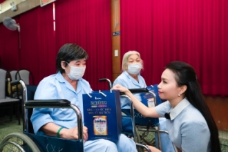 Cẩm Ly trao quà Tết đến bệnh nhân lớn tuổi, thăm hỏi sức khỏe người già  Cẩm Ly xúc động khi tặng quà cho các bệnh nhân lớn tuổi