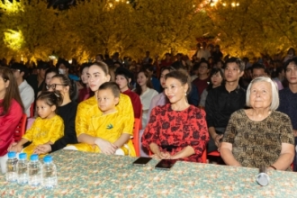 Hà Hồ cùng 2 con trao quà Tết cho trẻ em hoàn cảnh khó khăn