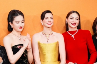 Hồ Ngọc Hà đọ sắc, đứng chung khung hình cùng Lưu Diệc Phi, Anne Hathaway