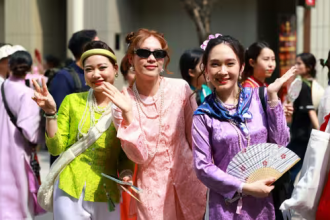 Biển người mặc trang phục truyền thống dự concert 'Anh trai vượt ngàn chông gai'