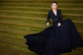 CHƯƠNG TỬ DI TỎA SÁNG TRONG THIẾT KẾ CONG TRI TẠI THE GOLD HOUSE GALA AWARDS