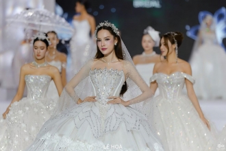 Lê Hoàng Phương càn quét Vietnam Couture Fashion Week với 5 show liên tiếp