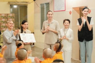 Hồ Ngọc Hà lần đầu làm và bán tàu hũ, hỗ trợ học phí và xe đạp cho bé gái mồ côi