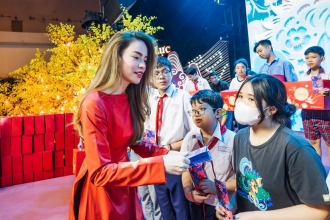 HỒ NGỌC HÀ, CẨM LY CÙNG HÀNG CHỤC NGHỆ SĨ RẠNG RỠ ĐÓN ‘NĂM MỚI KHỞI SẮC’