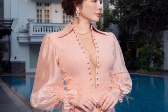 Lý Nhã Kỳ diện váy hồng khoét sâu, khoe thần thái “chị đẹp” tại show Đỗ Lòng