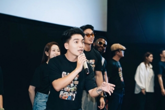 Ngọc Trai và Tam Triều Dâng “chiều fan” với màn múa Ấn Độ ngay trên sân khấu cinetour “Trùm Sò”